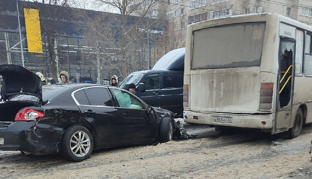 Столкновение автобусов и автомобилей в Иванове на видео